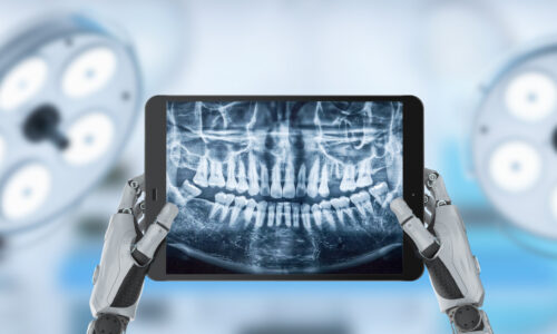 Roboterhände halten ein Tablet PC mit einem röntgenbild abgebildet. Im Hintergrund sind zwei OP-Lampen.