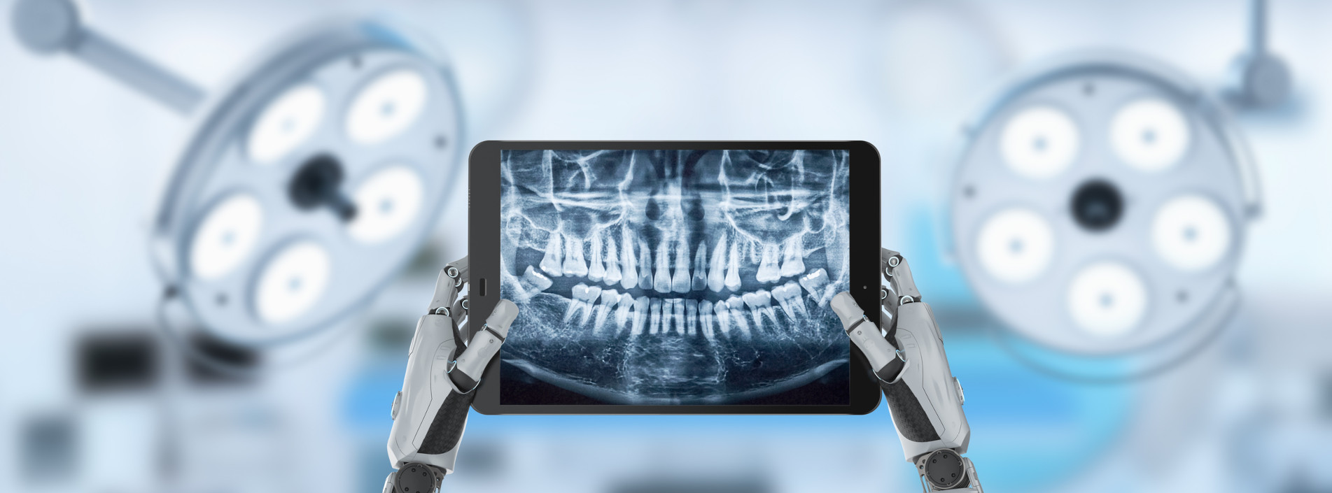 Roboterhände halten ein Tablet PC mit einem röntgenbild abgebildet. Im Hintergrund sind zwei OP-Lampen.