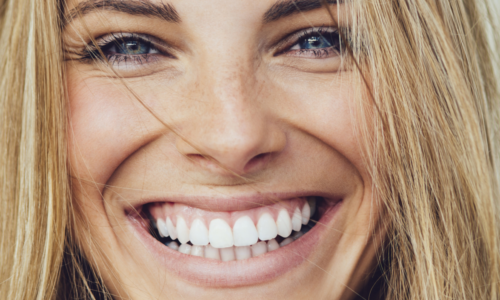 frau mit langen haaren lächelt in die kamera