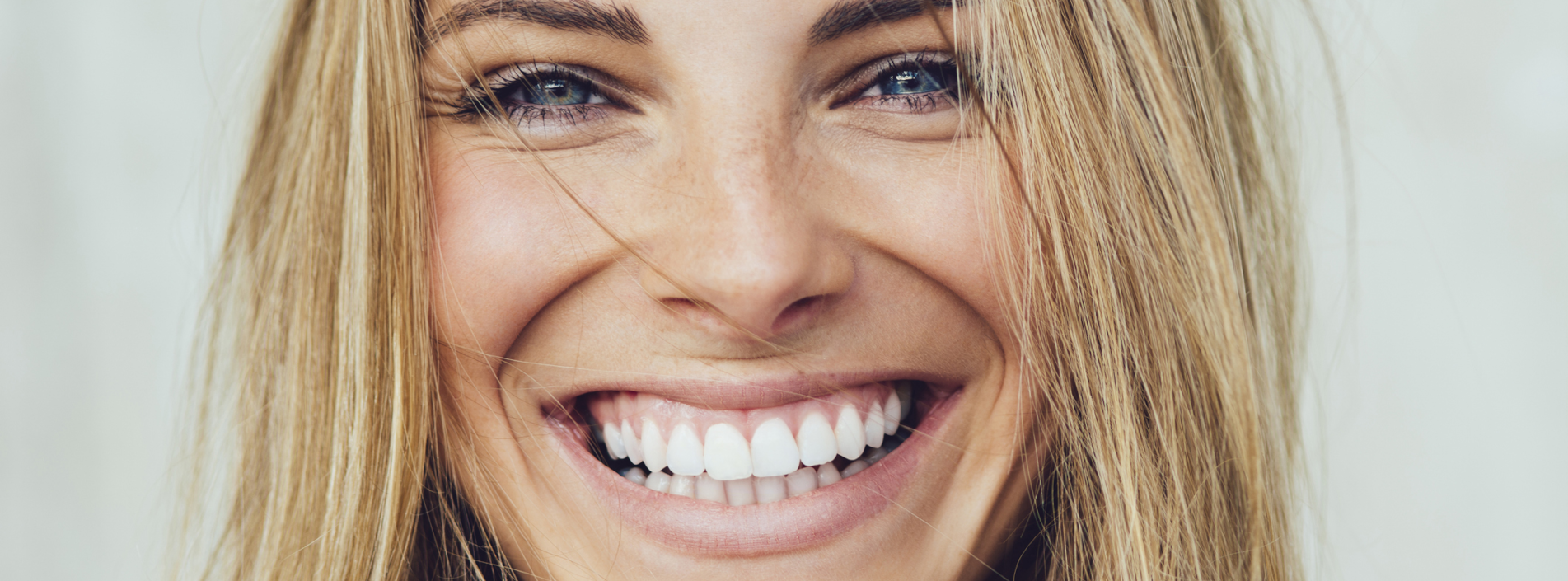 frau mit langen haaren lächelt in die kamera