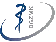 Blaues Medizin-Symbol mit einer Schlange um einen Stab, daneben die Buchstaben „DGZMK“ und ein grauer ovaler Bogen um das Logo.